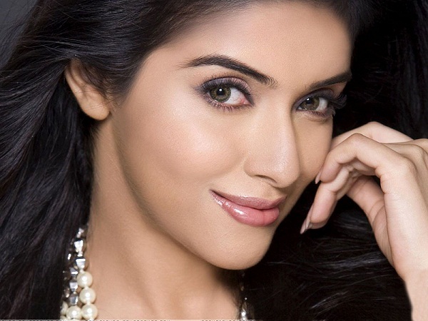 Asin Thottumkal Charming Face HD Wallpapers